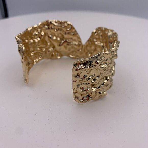 Bracelet, cuff, mirror gold colour stainless steel, hammered texture, large - Picture 5 of 16